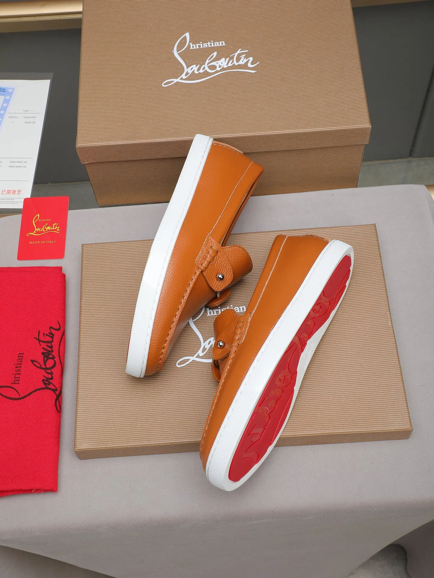 PP480 Christian Louboutin (red-soled shoes) Italian men's casual sneakers are shipped! Each pair of shoes from this Italian handmade shoe brand has a simple and classic design, which is very comfortable and versatile! The upper fabric of this shoe is made of imported cowhide, with high-end and comfortable cowhide lining! The outsole is made of original rubber bottom sheets and is lined with cowhide! Brand-specific mold-opening foot bed, exclusive private mold control! Original box packaging! 39 40 41 42 43 44 (38 45 46 customized)